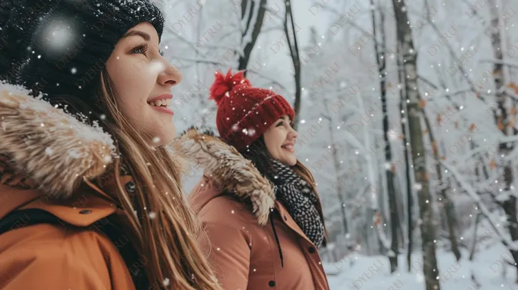 Amigas sorridentes em um passeio de inverno na floresta coberta de neve