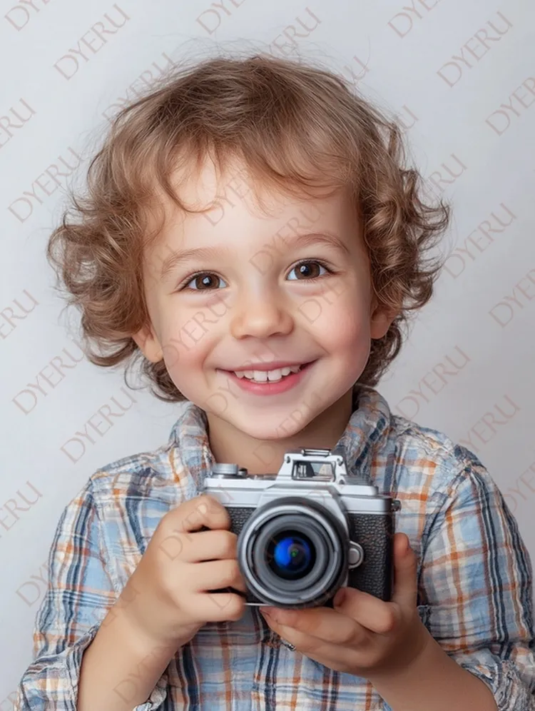 Menino sorridente com câmera, retrato de criança feliz e curiosa