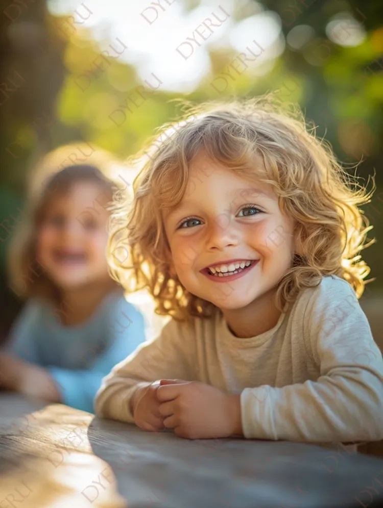 Menino sorridente com cabelo cacheado em ambiente natural iluminado