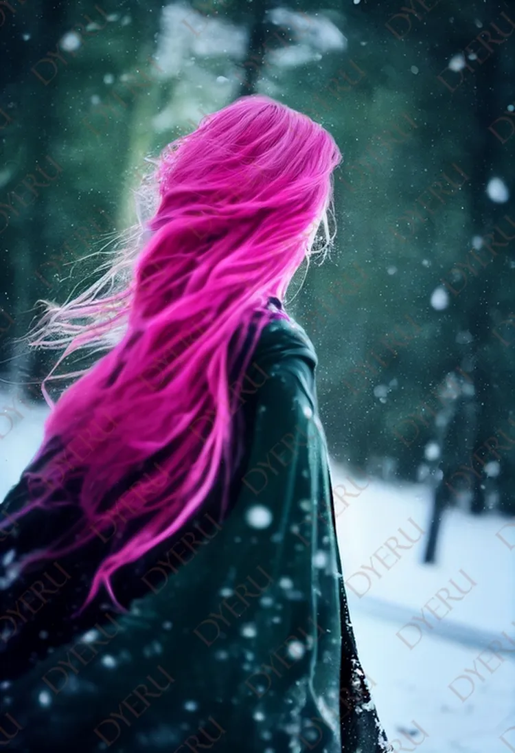 Jovem mulher de cabelo rosa vibrante em um cenário de inverno mágico, com neve caindo e uma capa verde