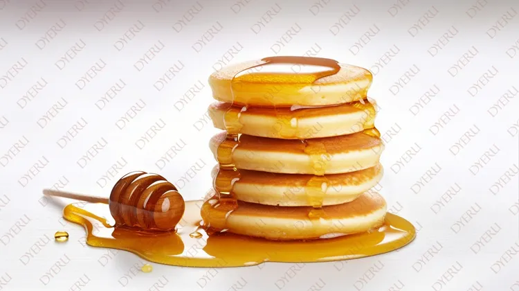 Pilhas de Panquecas Douradas com Mel Gotejante