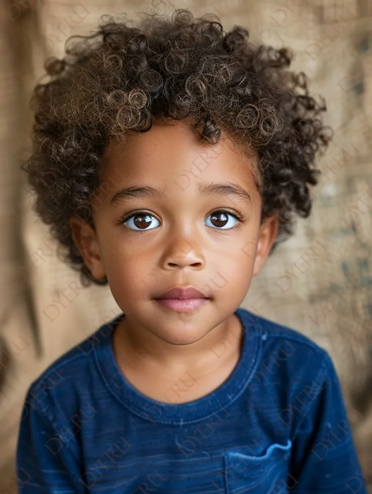 Retrato de menino pequeno com cabelo cacheado e olhos expressivos