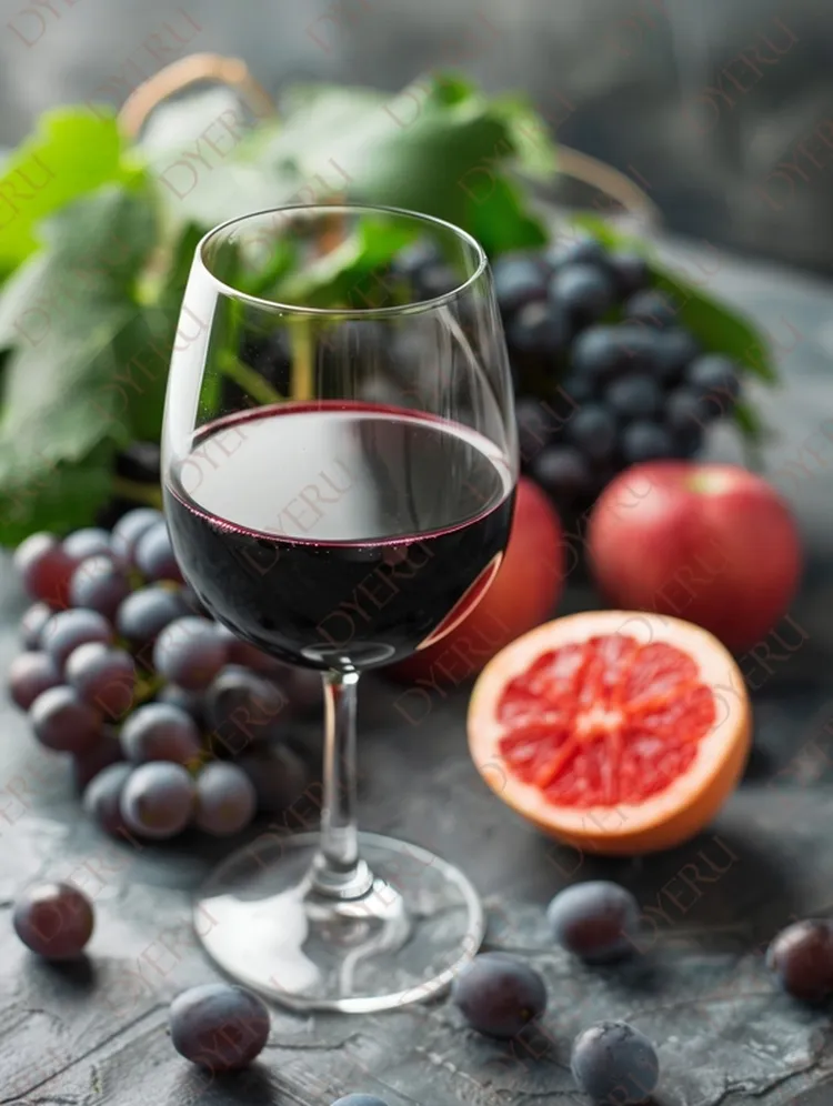 Taça de Vinho Tinto com Frutas Frescas: Uvas, Maçãs e Toranja